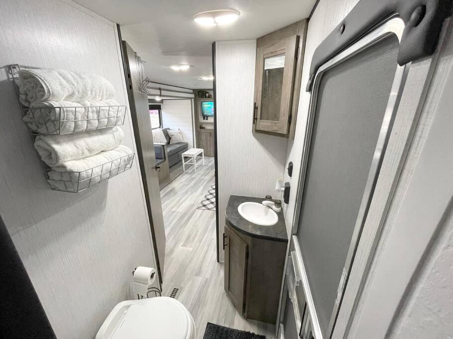 Rv Located On Private Property, Providing Access To The Guadalupe River, Accommodates Up To 5 Guests Нью Браунфелс Экстерьер фото