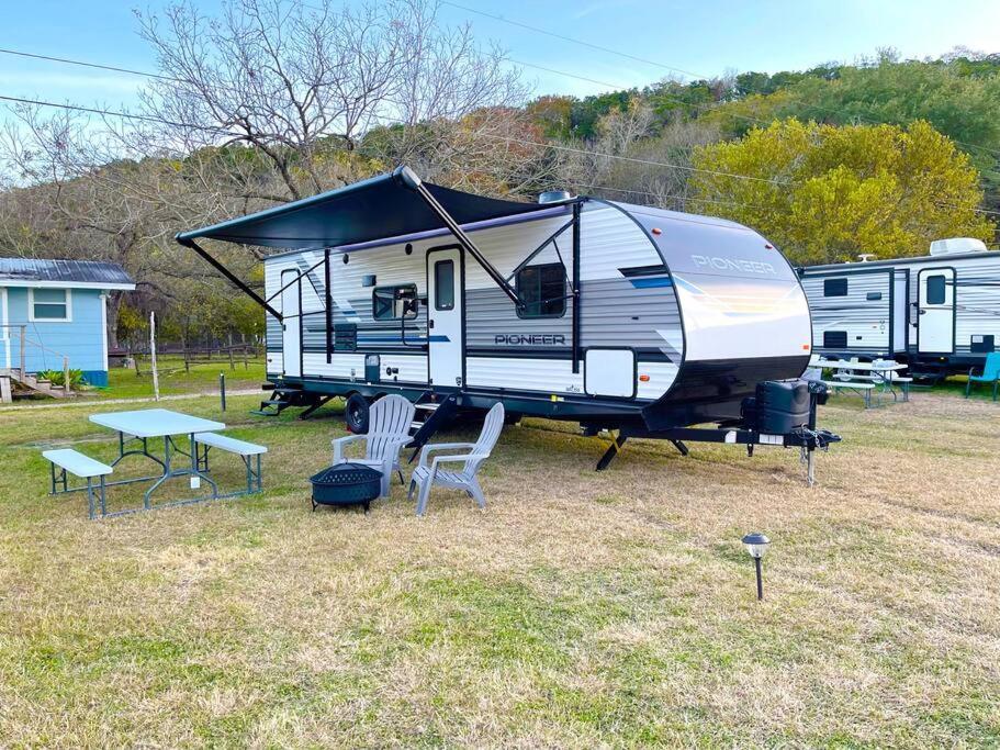 Rv Located On Private Property, Providing Access To The Guadalupe River, Accommodates Up To 5 Guests Нью Браунфелс Экстерьер фото